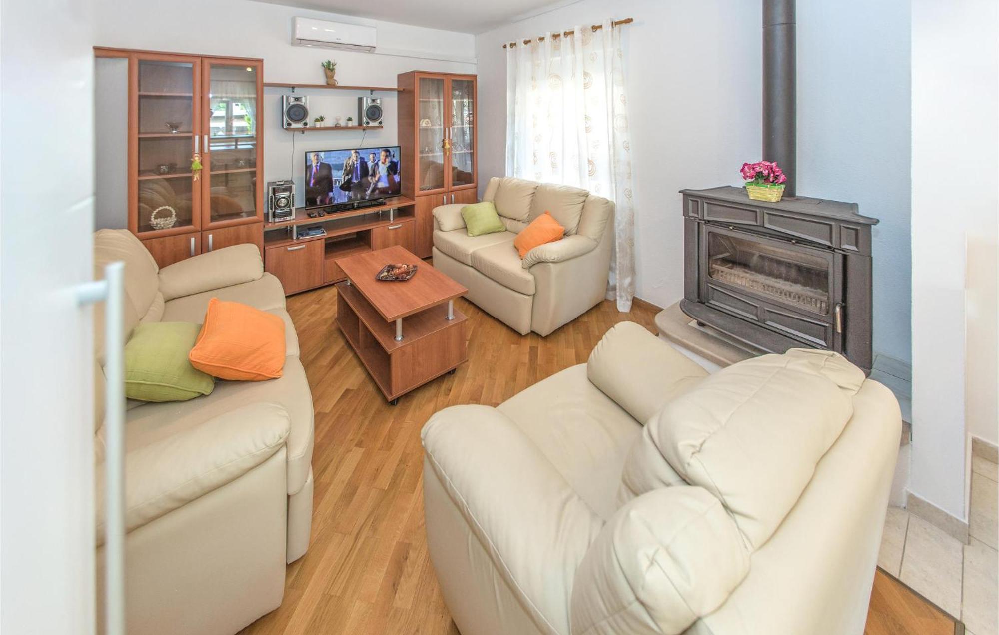 3 Bedroom Lovely Home In Plat Mlini Zewnętrze zdjęcie